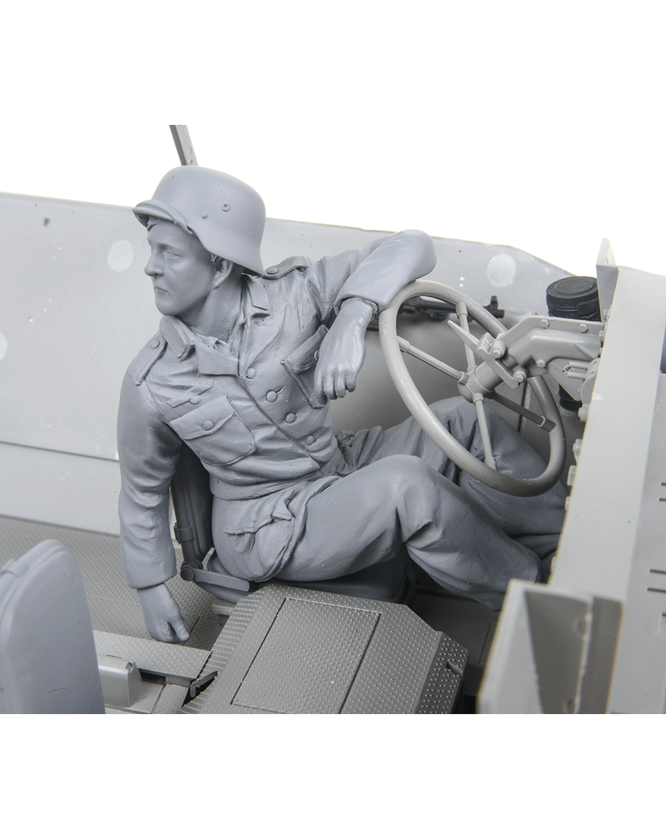 AFV Modeller 16135 Sd.Kfz.251 Driver figura 1:16