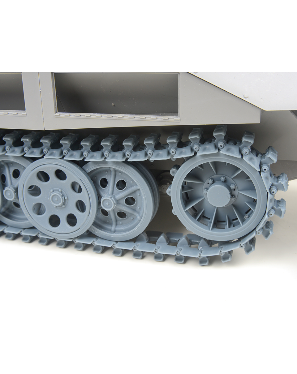 AFV Modeller 16210 Sd.Kfz.251 Late cingoli acciaio 1:16