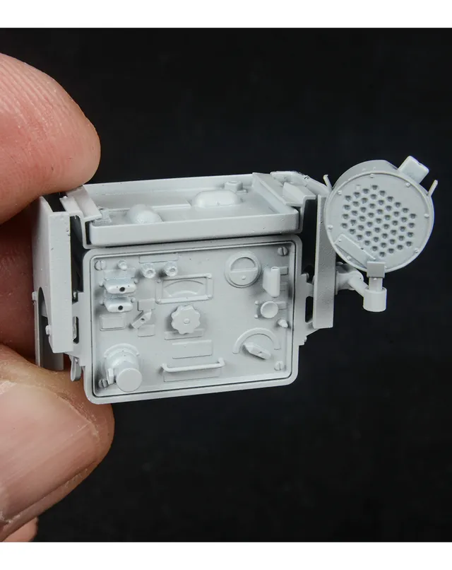 AFV Modeller 16133 Sd.Kfz. 250 251 radio kit dettaglio 1:16
