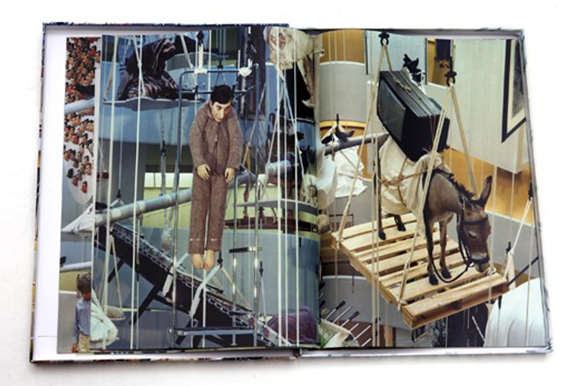 Toiletpaper Maurizio Has Left the Building libro cofanetto